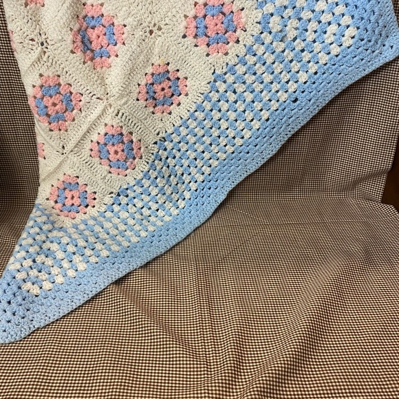 Vintage Blue, Pink, and White Granny Square Baby Blanket approx  28.5x34 inches - Picture 2 of 3